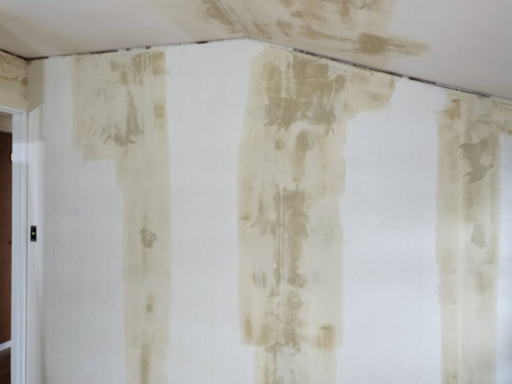 壁の下地パテ処理の様子