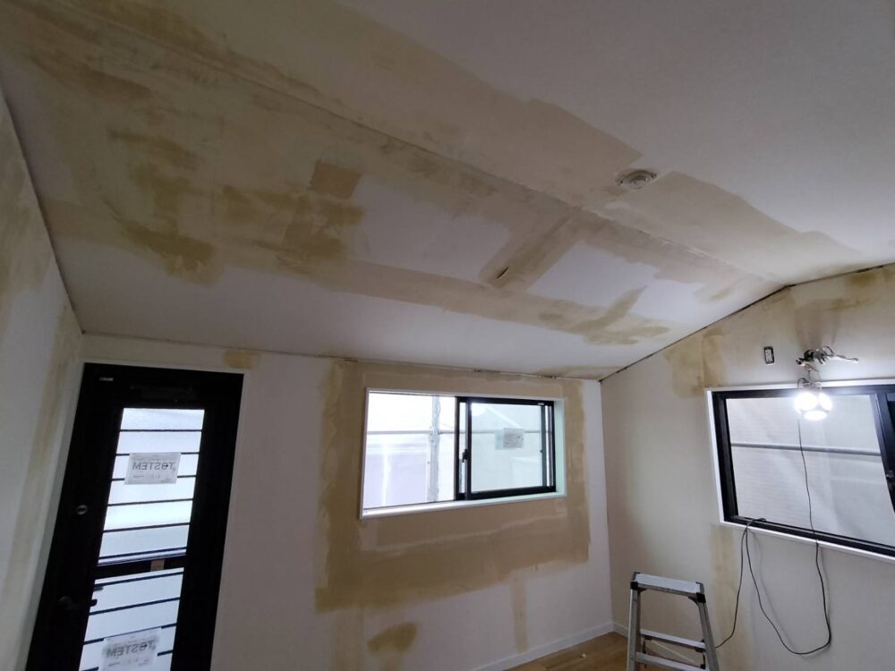 天井と壁の下地パテ処理