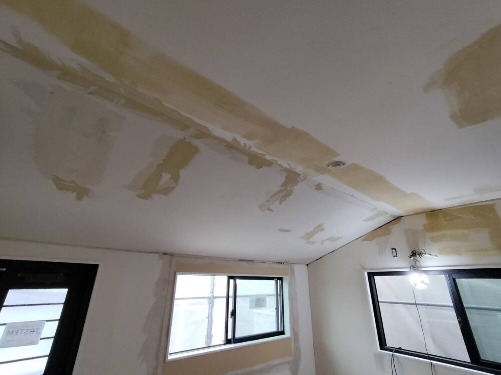 天井のパテ仕上げ