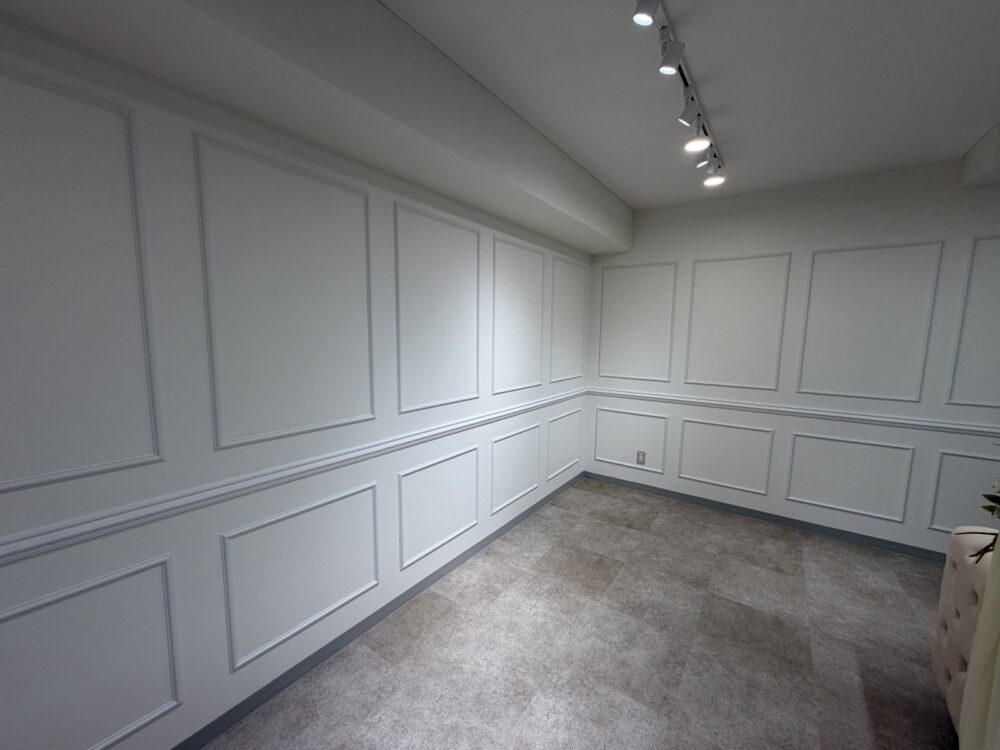 壁面モールディング 施工後 部屋全体